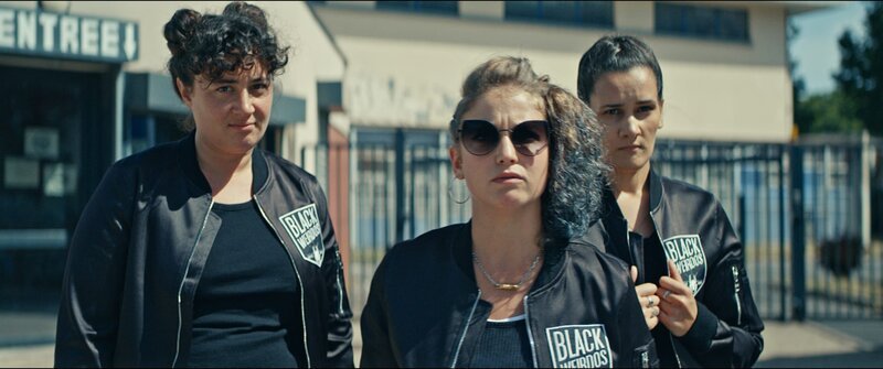 Hilda von Smasher (Louise Massin, l.), Jennifer (Sophie de Fürst, M.), die auch ‚Barby Misery‘ genannt wird und Alyson (Myra Bitout, r.), die sich ‚Allistérique‘ nennt, sind Derby Girls. Sie gehören der Mannschaft ‚Black Weirdos‘ an. – Bild: NOON