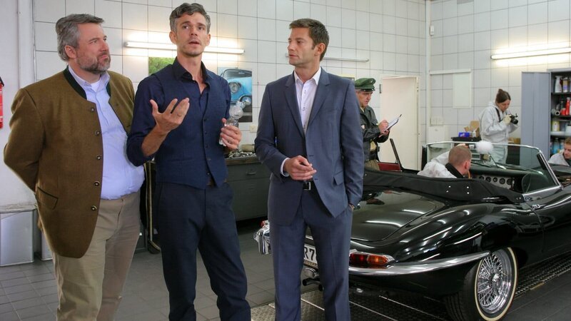 Die Kommissare Stadler (Dieter Fischer, l.) und Hansen (Igor Jeftic, r.) befragen Marcus Kempe (Matthias Beier, M.), der den Toten gefunden hat. – Bild: ZDF und Christian A. Rieger