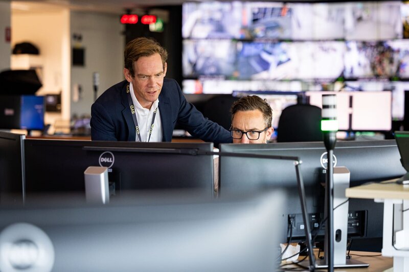 Head of Security and Resilience, Graham White, working in the Integrated Operations Centre at Sydney Airport. – Bild: Ben Symons /​ ITV