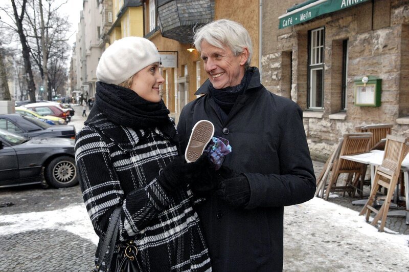 Maja (Barbara Lanz, l.) ist glücklich, als Robert (Mathieu Carrière, r.) mit einem Geschenk deutlich macht, wie sehr er sich auf das Kind freut. – Bild: SAT.1 /​ Claudius Pflug