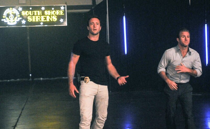 Da der Sturz der Lehrerin Dana Moore vom Balkon nicht nach einem Selbstmord aussieht, übernehmen Steve (Alex O’Loughlin, l.), Danny (Scott Caan, r.) und das restliche Team den Fall … – Bild: CBS Broadcasting, Inc.