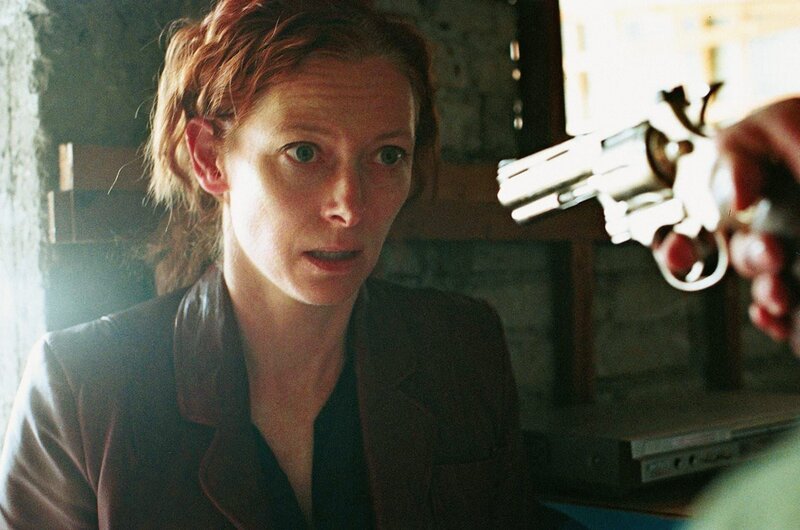 Julia (Tilda Swinton) hat sich in Mexiko mit den falschen Leuten eingelassen. Bald werden diese gewalttätig. – Bild: KinoweltTV Julia (Tilda Swinton) hat sich in Mexiko mit den falschen Leuten eingelassen. Bald werden diese gewalttätig. – Bild: KinoweltTV