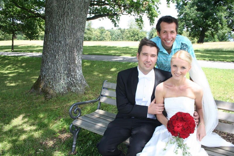 Marianne und Björn Ritscher haben gerade Schmetterlinge im Bauch. Und zwar sehr viele, denn heute ist ein besonders schöner Tag im Leben des Paares: sie heiraten, und Willi darf bei der Trauung dabei sein. – Bild: Bayerischer Rundfunk/​megaherz gmbh