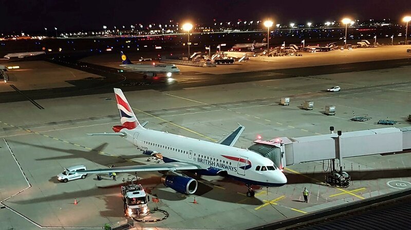 Auf dem Frankfurter Flughafen: eine Maschine wird abgefertigt. – Bild: HR