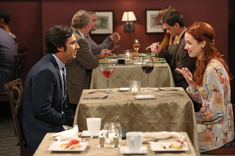 Als Raj (Kunal Nayyar, l.) mit zwei Frauen (Laura Spencer, r.) zur gleichen Zeit ein Date hat, bekommt er Ärger, während Penny ein Rollenangebot für einen fürchterlichen Film bekommt … – Bild: Warner Brothers