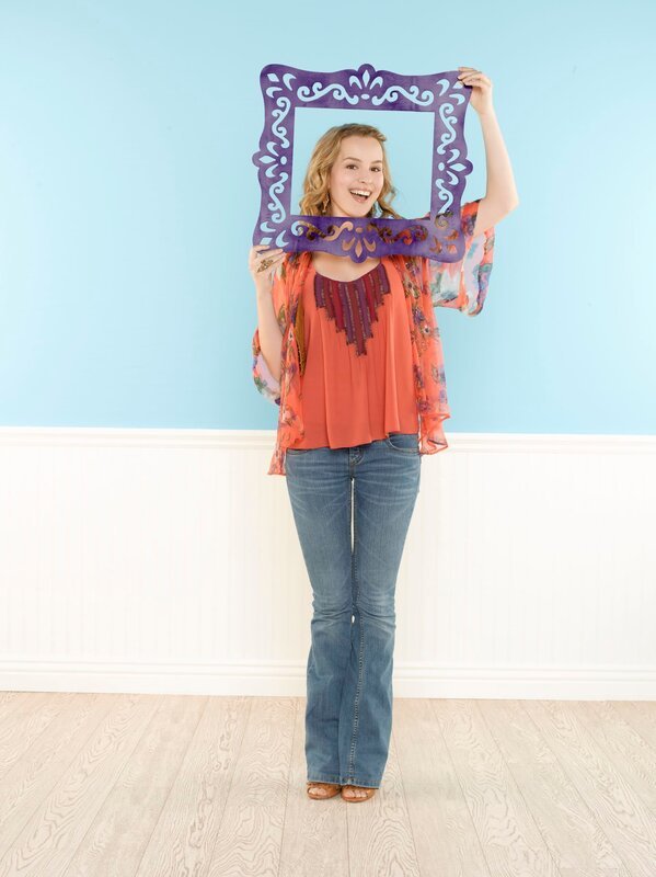 Teddy (Bridget Mendler) ist Charlies einzige Schwester und ihre engste Bezugsperson. In der Hoffnung, dass ihre Ratschläge Charlie im Teenager-Alter helfen werden, nimmt sie Video-Tagebücher auf. – Bild: Disney
