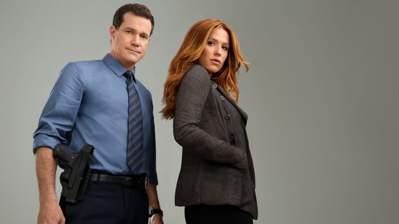 Von links nach rechts: Detective Al Burns (Dylan Walsh) und Carrie Wells (Poppy Montgomery). – Bild: ORF/​Sony Pictures/​Nino Munoz