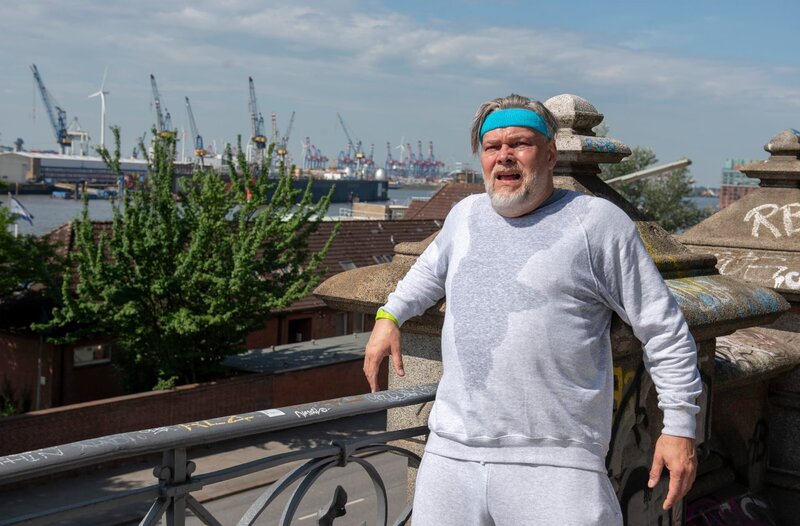 Beim Training für den Polizeilauf verausgabt sich Helmut Husmann (Torsten Münchow) sichtlich. – Bild: ARD/​Thorsten Jander