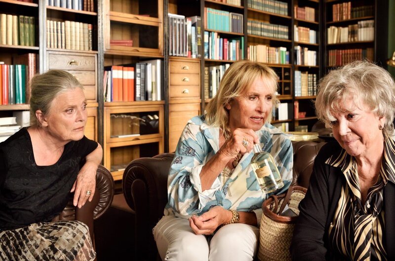 Mechthild (Diana Körner, M.) ermittelt auf eigne Faust. Doch Ursula Wiesel (Cordula Trantow, l.) und Gertraud Bergmann (Grit Böttcher, r.) trauen ihr nicht über den Weg. – Bild: hr-fernsehen