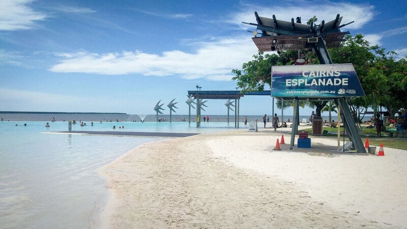 Cairns, Australien: Die Praktikanten vom Kreuzfahrtschiff wollen an der Uferpromenade „Cairns Esplanade“ in Cairns, Australien, ein Barbecue machen. – Bild: BR/​Miriam Kertsch