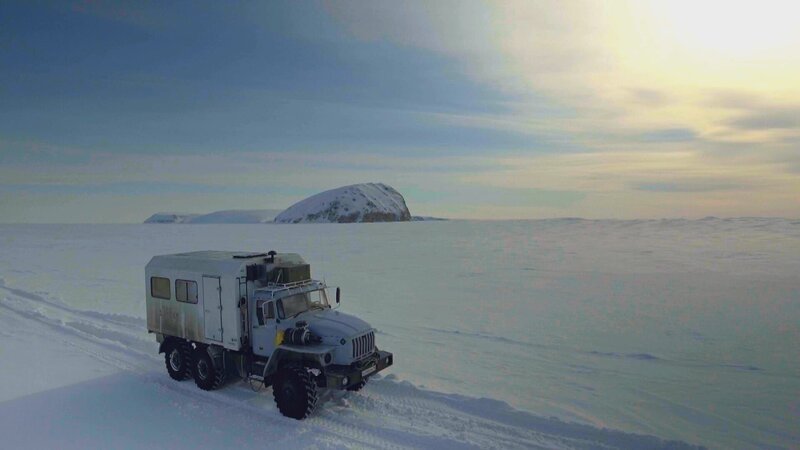 Die Polartrasse in Sibirien führt durch und über das Eis der Flüsse, die im Winter zu Straßen werden. – Bild: MedienKontor/​Yuri Burak