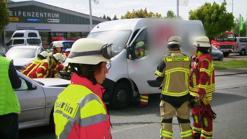 The lifeguards in this episode of „112“ resort to unconventional extinguishing methods. – Bild: DMAX