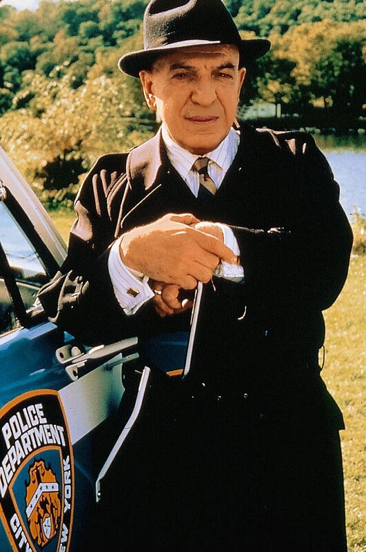 Theo Kojak (Telly Savalas) betreibt die Ermittlungen im Mordfall Keeler mit gemischten Gefuehlen. Die Mutter der beiden getoeteten Kinder ist die Hauptverdaechtige, und dennoch fuehlt der Inspektor sich zu ihr hingzogen. – Bild: Kabel Eins Classics