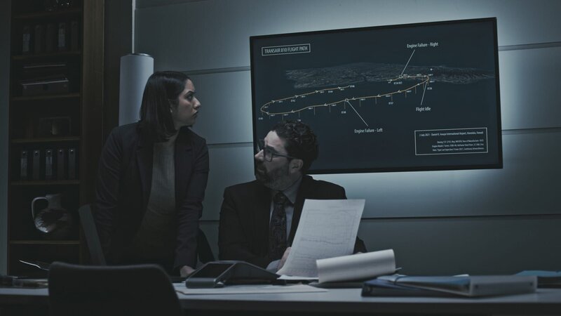 Bei der Untersuchung der Ruderdaten von Transair 810 machen die NTSB-Ermittler (gespielt von Preeti Torul und Marc Bondy) eine wichtige Entdeckung, die aufdeckt, wie die Piloten des Transair-Flugs 810 einen Triebwerksausfall über dem Pazifik falsch gehandhabt haben. (Cineflix 2024) – Bild: Cineflix 2024