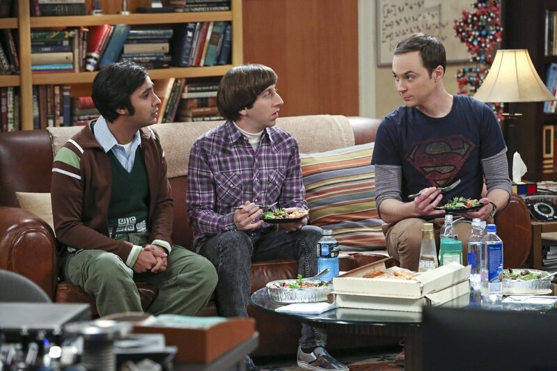 Howard (Simon Helberg, l.) und Raj (Kunal Nayyar, M.) sind gehörig genervt von Sheldon (Jim Parsons, r.), der sie, als er erkältet war, sehr schlecht behandelt hat … – Bild: 2015 Warner Brothers Lizenzbild frei