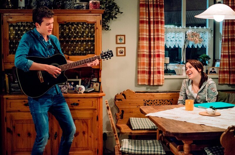 Patrick rührt Kathi mit seinem Ständchen zu Tränen – vor Lachen! Von links: Patrick Westenrieder (Lucas Bauer) und Katharina Benninger (Carina Dengler). – Bild: BR/​Nadya Jakobs