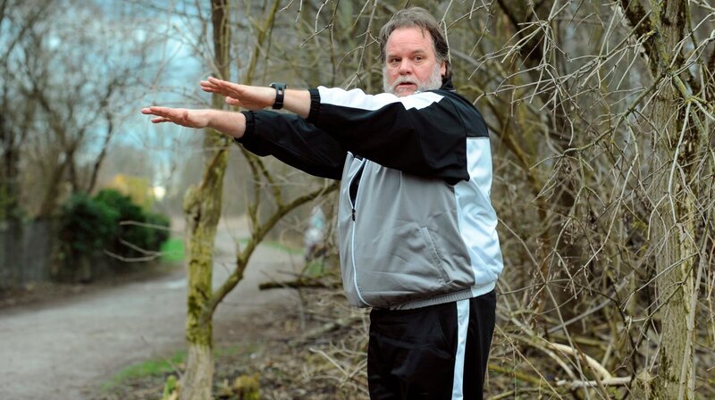 Stadlbauer (Andreas Geiss) will vor der Prüfung bei der Feuerwehr seine Fitness testen. Weiteres Bildmaterial finden Sie unter www.br-foto.de. – Bild: BR/​Marco Orlando Pichler