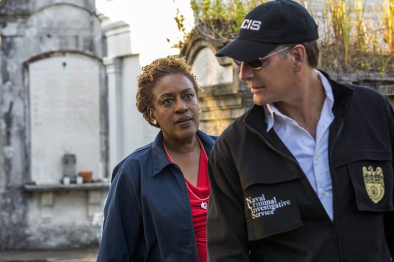 Ein neuer Fall wartet auf Pride (Scott Bakula, r.) und Dr. Wade (CCH Pounder, l.) … – Bild: CBS Broadcasting Inc.