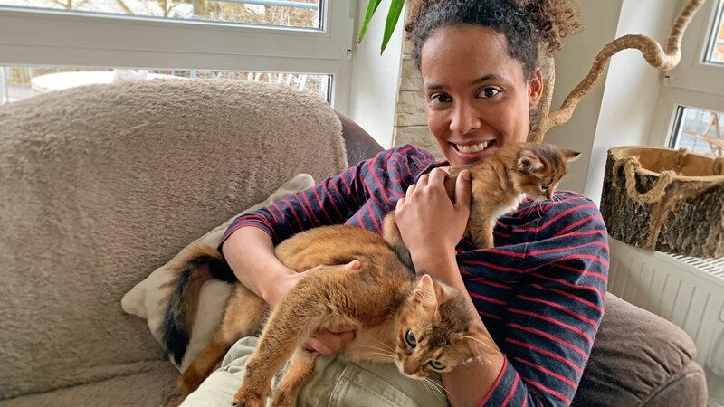 Pia bekommt Besuch vom Somalikätzchen „Anouk“ und der Mama-Katze „Delphi“. – Bild: BR/​Text und Bild Medienproduktion GmbH & Co. KG/​Katja Schübl