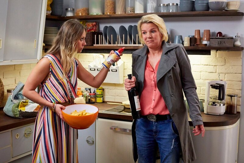 Toni (Sina Tkotsch, l.) und Eva (Mirja Boes) streiten – Daniel und Toni haben Schluss gemacht. – Bild: RTL /​ Guido Engels