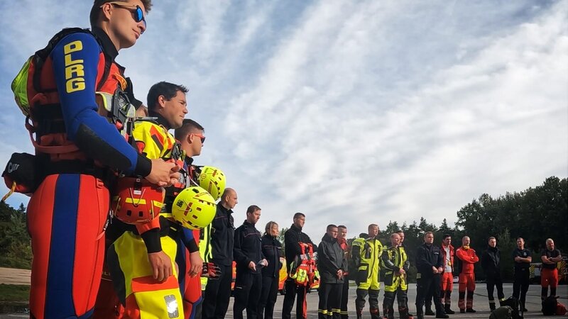 Die Feuerwehrleute in Bautzen trainieren für den Ernstfall. – Bild: Warner Bros. Discovery