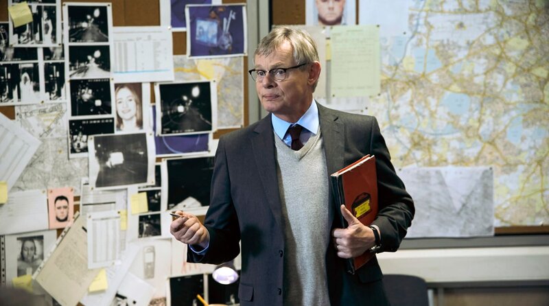 DCI Colin Sutton (Martin Clunes) leitet das Update-Meeting seiner Einheit und gibt Anweisungen für das weitere Vorgehen. – Bild: WDR/​Buffalo Pictures & All3Media International