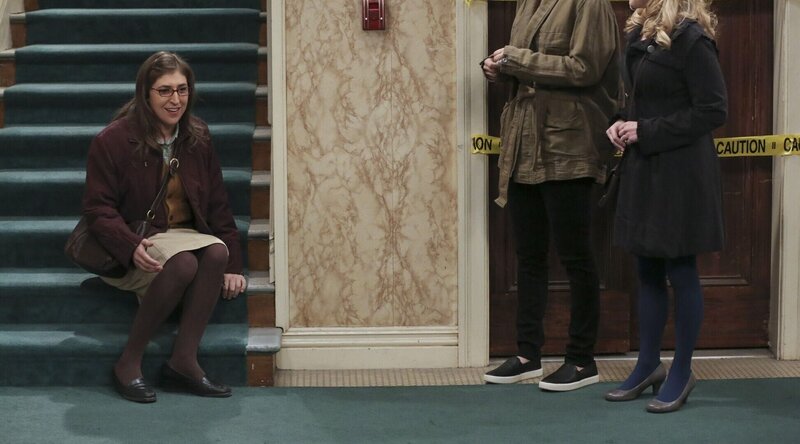 Gemeinsam bereiten sie Amy (Mayim Bialik, l.) für ihren großen Tag mit Sheldon vor: Penny (Kaley Cuoco, M.) und Bernadette (Melissa Rauch, r.) … – Bild: 2015 Warner Brothers Lizenzbild frei