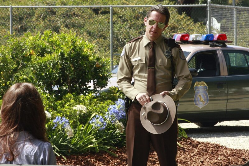 Dylan (Lyndsy Fonseca, l.) macht Bekanntschaft mit einem Polizisten (Gary Cole, r.), doch was will er von ihr? – Bild: American Broadcasting Companies, Inc.