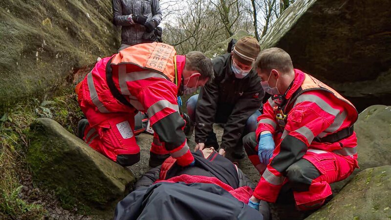 Die Hubschrauberstaffel der Yorkshire Air Ambulance hilft einer verletzten Person – Bild: Discovery Networks /​ Air TV; 205750_S007_EP005_005 /​ Discovery Communications