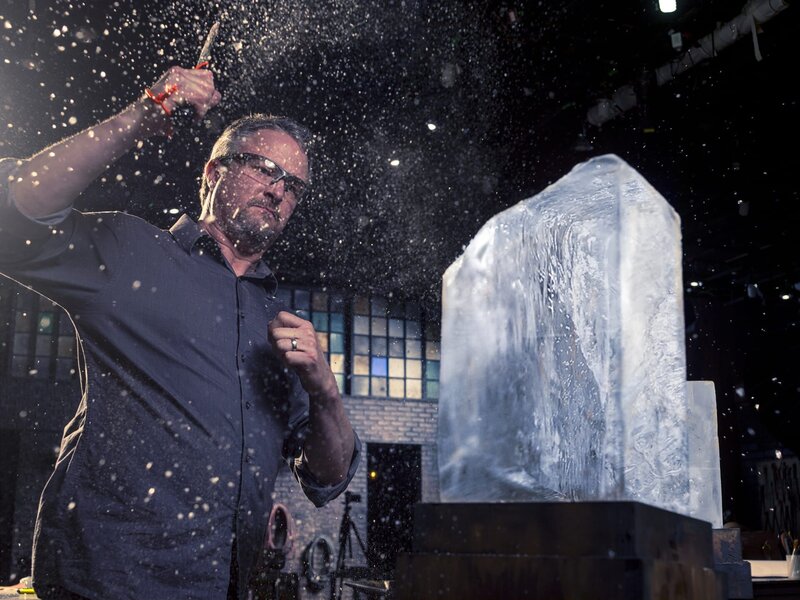 Unter den Augen von Juror J. Neilson (Bild) kreieren die Kandidaten in dieser Folge eine Waffe mit der Hada-Technik – einem traditionellen Verfahren, bei dem mehrere Stahlschichten zusammengeschmiedet werden. – Bild: A&E Television Networks Lizenzbild frei