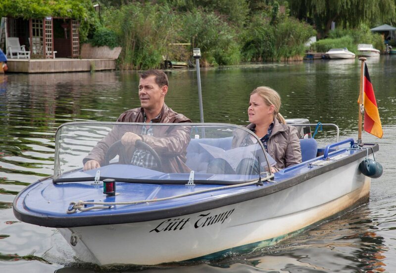Am Ufer der Trave wurde eine tote Frau mit fehlendem Finger geborgen. Finn Kiesewetter (Sven Martinek, l.) und Sandra Schwartenbeck (Marie-Luise Schram, r.) bei der Ermittlungsarbeit. – Bild: NDR/​ARD/​Georges Pauly