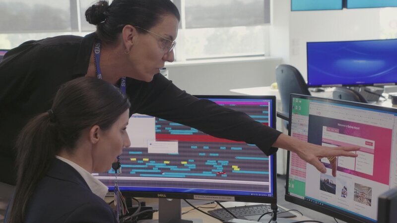 In der Integrierten Einsatzzentrale muss Michele dringend Abhilfe schaffen, als die Kommunikationstafeln im Flughafen von Sydney ausfallen. – Bild: ITV Studios Australien