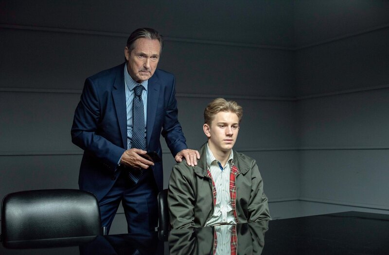 Im Vernehmungsraum werden die Spannungen zwischen Herbert Vogt (Helmut Zierl, l.) und seinem Sohn Johannes (Connor Krause, r.) mehr als deutlich. – Bild: ARD/​Thorsten Jander