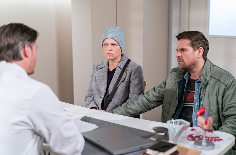 Eva (Lucie Muhr) und Andreas (Ralph Gassmann, re.) sind zuversichtlich in die Klinik gefahren. Doch Dr. Schröder (Stefan Roschy) hat keine guten Nachrichten für sie – die Chemo schlägt nicht an. – Bild: SWR/​Christian Koch