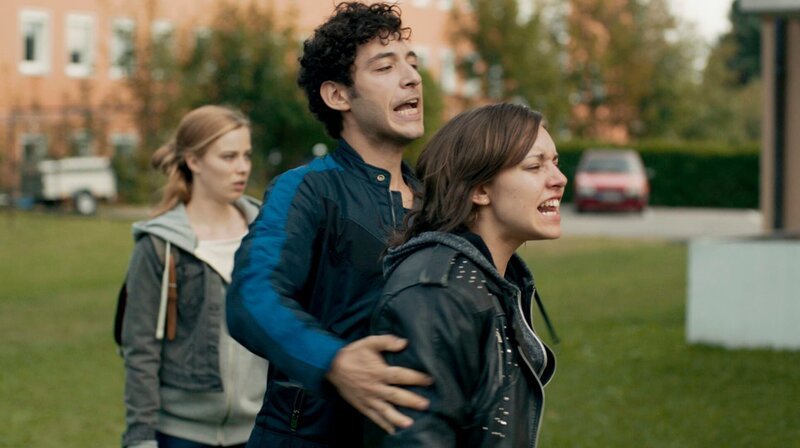 Laura (Saskia Rosendahl, li.) und Manu (Johanna Ingelfinger, re.) sind mit dem Kleinstadtdealer Tarik (Mehmet Atesçi) in ein Drogengeschäft verstickt. – Bild: ARD Degeto/​BR/​WDR/​NDR/​23/​5 Filmproduktion/​Yoshi Heimrath (Repros)