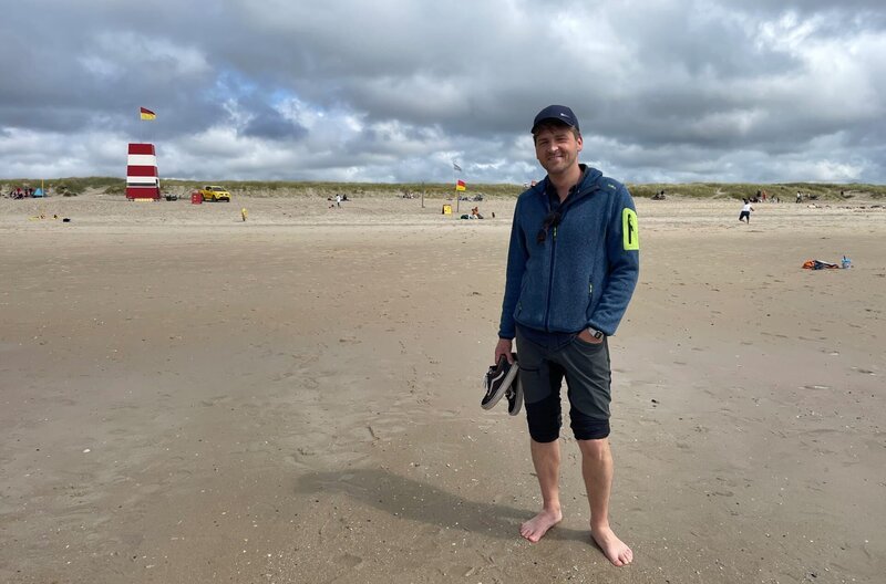 Johannes Zenglein am Strand – Bild: SWR/​Bavaria Entertainment GmbH