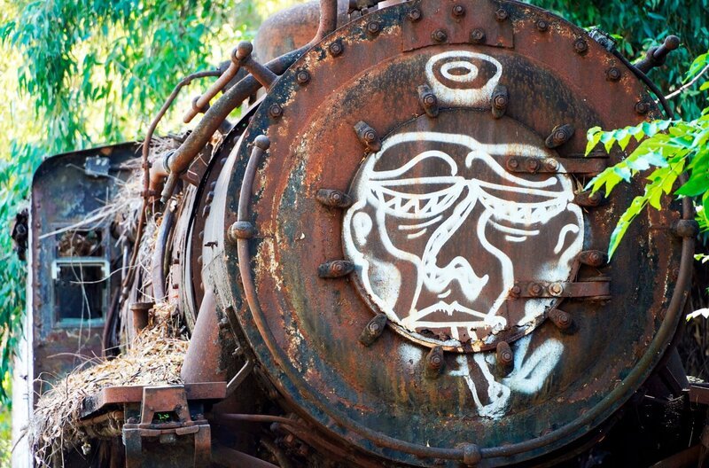 Sogar den abgelegenen Bahnhof von Myloi haben die Sprayer entdeckt. – Bild: SWR
