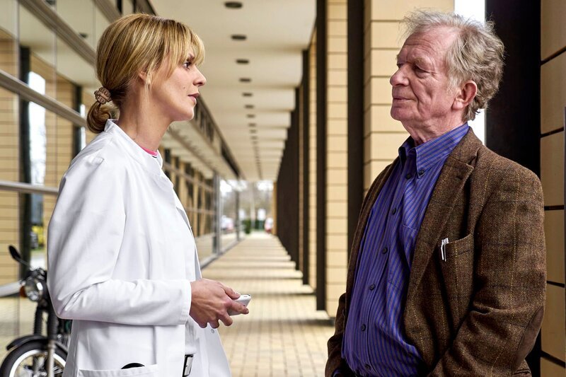 Ludwig Peters (Herrmann Beyer) ist ein genialer Physiker und für den Heisenberg-Preis nominiert. Doch als er erfährt, dass sein Konkurrent auch nominiert ist, ist er stinksauer und Lea (Anja Nejarri) hat alle Hände voll zu tun, ihren Vater wieder zu beruhigen. Außerdem hat Ludwig jetzt einen Termin bei Dr. Kaminski, um die Ergebnisse seiner Nachuntersuchung zu erfahren. – Bild: MDR/​Saxonia/​Wernicke