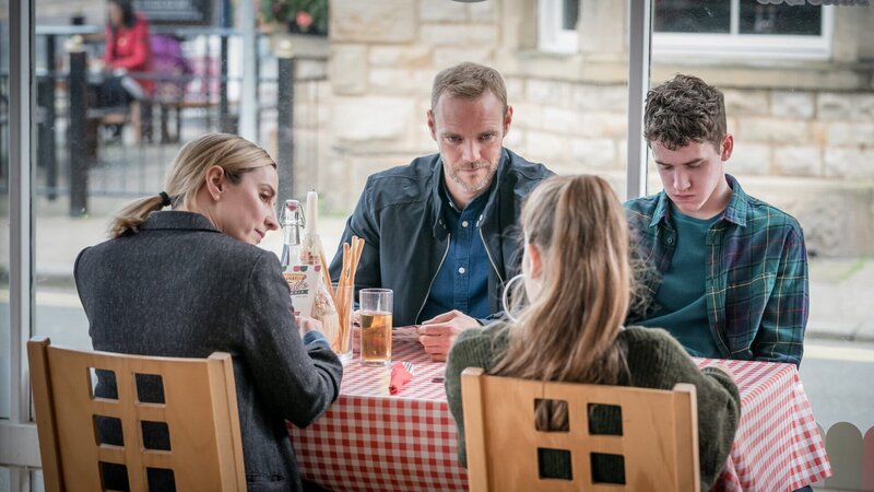 Lisa Armstrong (Morven Christie, l.v.) und ihre beiden Kinder Rob (Art Parkinson, r. h.) und Abbie (Imogen King, r.v.) treffen sich gemeinsam mit Andy Warren (Joe Absolom, l.h.) in einem Restaurant. Das Familienglück täuscht jedoch. – Bild: ZDF und Ben Blackall