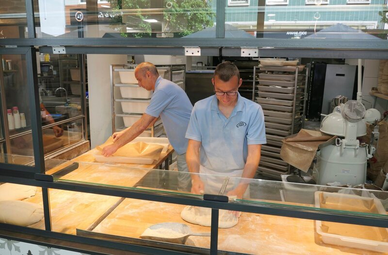 Die Bäcker Marco Langsdorf (li.) und Rene Geißler kämpfen ums gute Brot und laden zum „Backen im Schaufenster“ ein. – Bild: HR