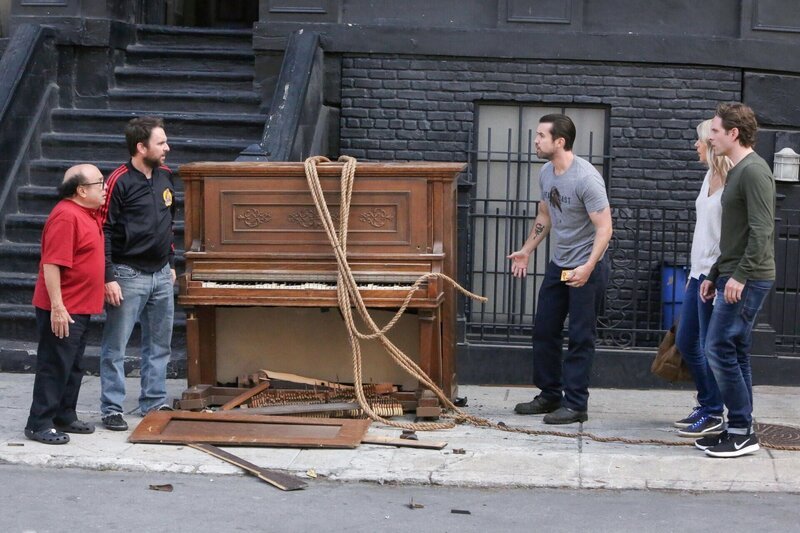 (v.l.n.r.) Frank Reynolds (Danny DeVito); Charlie Kelly (Charlie Day); Mac (Rob McElhenney); Dee Reynolds (Kaitlin Olson); Dennis Reynolds (Glenn Howerton) – Bild: Bluebush Productions, LLC
