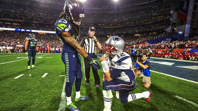 Richard Sherman (l.) und Tom Brady. – Bild: RTL /​ ESPN – Getty Images