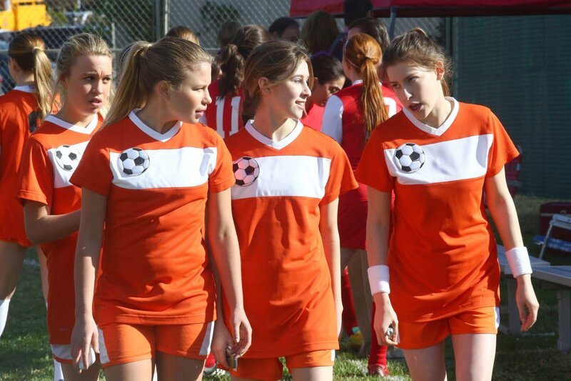 NELLA FOTO, DA SINISTRA: EVIE THOMPSON (APRIL), HAYLEY HOLMES (NIKKI), NICOLE COHEN (SYDNEY), EDEN SHER (SUE HECK) – Bild: Warner TV Comedy