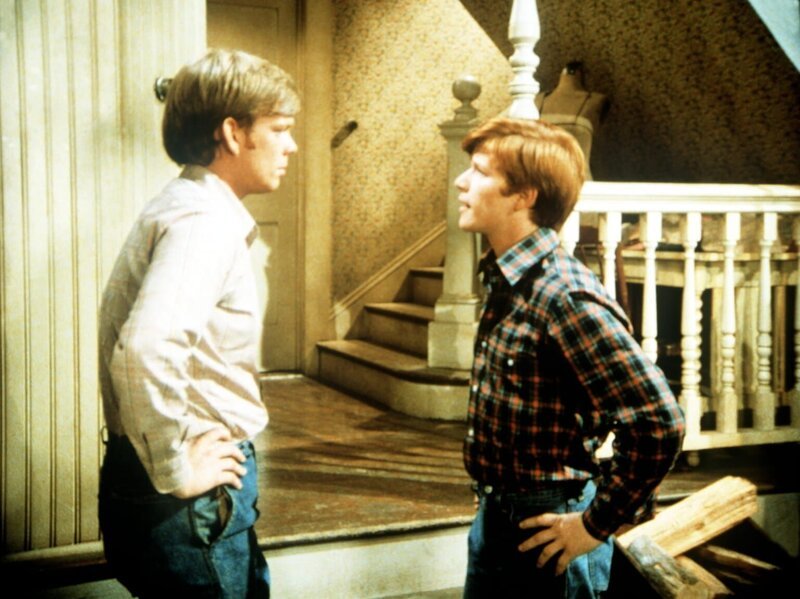 Ben (Eric Scott, r.) hat bei Jason (Jon Walmsley, l.) eine Broschüre über den Ersatzdienst gefunden und stellt ihn deswegen zur Rede. – Bild: WARNER BROS. INTERNATIONAL TELEVISION