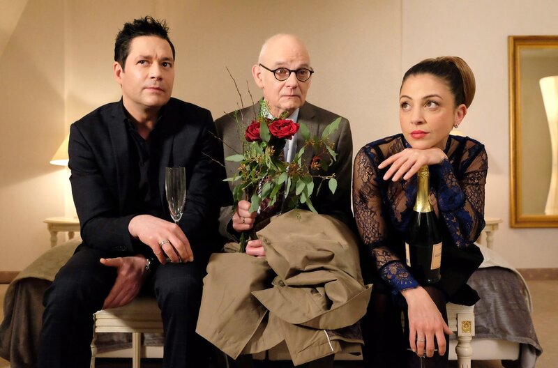 Arzu Ritter und ihr Mann Philipp Brentano verbringen auf Anraten ihres Paartherapeuten eine romantische Nacht in einem Hotel, fernab allen Alltags. Doch plötzlich steht ein älterer Herr in ihrem Zimmer, der seine Ehe mit einem Seitensprung retten will. Arzu und Philipp werden kurzerhand zu seinen Therapeuten. – Bild: MDR/​Saxonia Media/​Sebastian Kiss