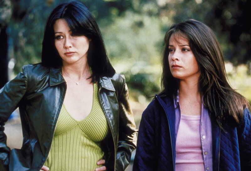 Prue (Shannen Doherty, l.); Piper (Holly Marie Combs, r.) – Bild: CBS Studios Inc.