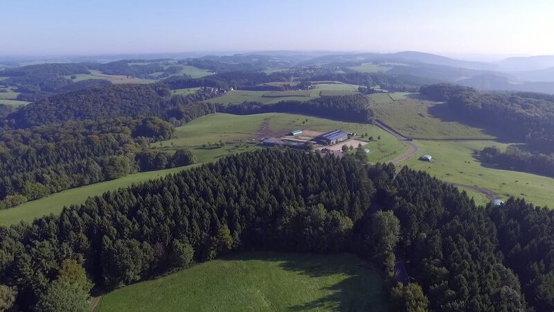 Seit 25 Jahren praktiziert Dr. Dreesen auf Gut Herrenhöhe, einer idyllischen Hofanlage im Bergischen Land. Ein Teil des Hofes wurde zu einer modernen Kleintierpraxis umgebaut und beheimatet rund 70 Pferde. – Bild: SAT.1 Gold