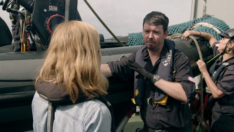 Mariana van Zeller (L) interviews Peter on board the Sam Simon. – Bild: NGC Network US, LLC