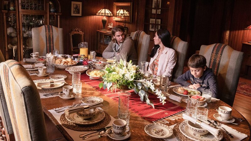 Kayce Dutton (Luke Grimes), Monica Dutton (Kelsey Asbille) und Tate Dutton (Brecken Merrill) – Bild: AXN