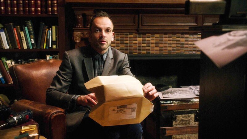 Obwohl Sherlock Holmes (Jonny Lee Miller) mitten in einem neuen Fall steckt, bürdet er sich weitere Lasten auf, indem er einen alkoholkranken Mann sponsert – was ihn schon bald in Gewissenskonflikte bringt … – Bild: CBS Television